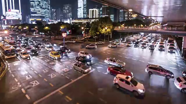 中国上海，人民广场夜间交通流的高角度视图视频素材