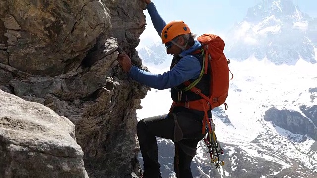 男性登山者攀登垂直岩壁以上的mtns，山谷视频素材