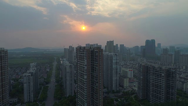 日落在无锡太湖沿岸的建筑物视频素材