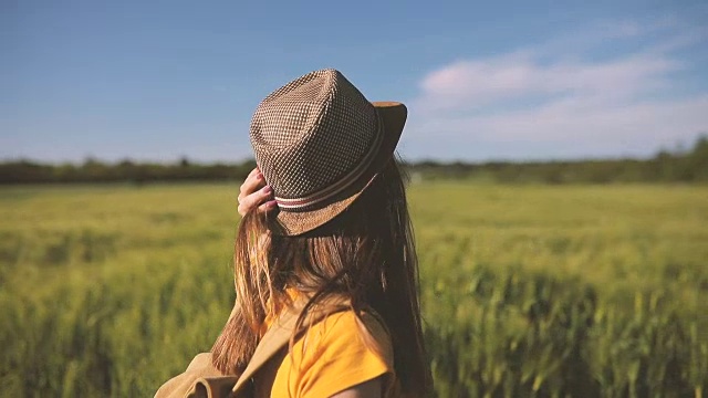 大自然中一个美丽的女人视频素材