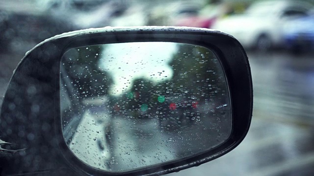 后视镜车在雨天视频素材