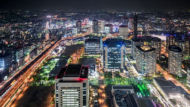 T/L WS HA View of Traffic and skyscraper in Yokohama at Night /横滨，日本视频下载