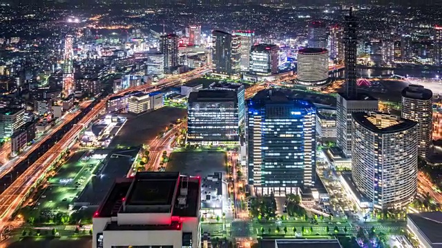 T/L WS HA ZO横滨夜景交通和摩天大楼/横滨，日本视频素材