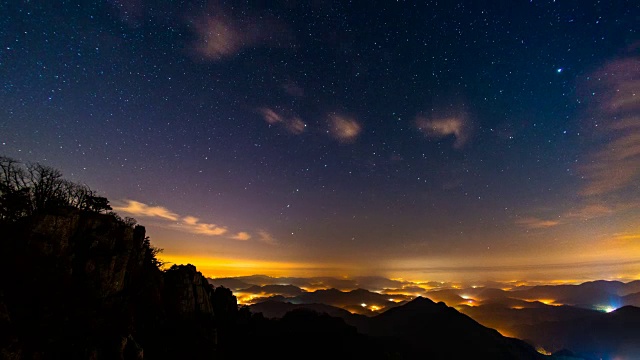 大墩山(韩国官方指定的省级公园)的夜空视频素材