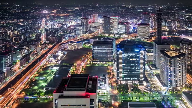 T/L WS HA PAN View of Traffic and skyscraper in Yokohama at Night /横滨，日本视频素材