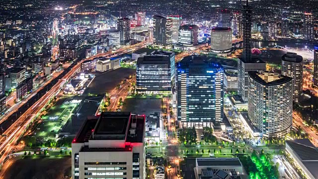 T/L WS HA TD View of Traffic and skyscraper in Yokohama at Night /横滨，日本视频下载