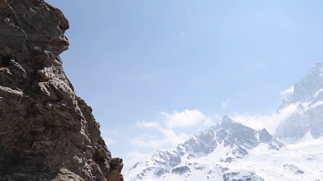 男登山家向队友扔绳子，山视频素材