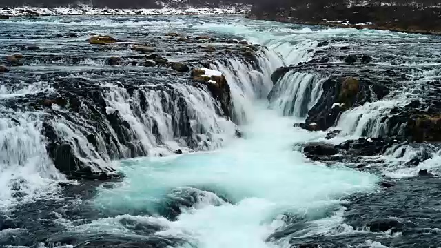 流动的bruarfoss蓝色，冰岛视频素材