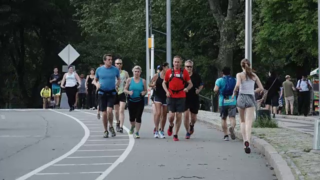 人们在纽约曼哈顿中央公园慢跑视频素材