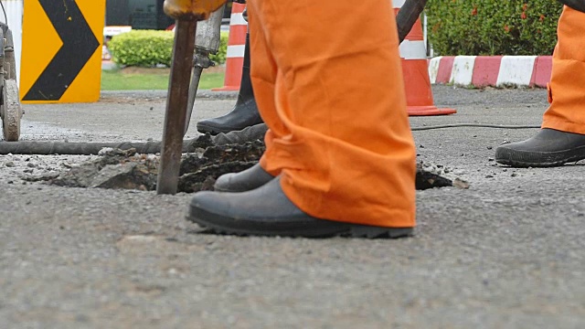 道路建筑工人操作风动千斤顶视频素材