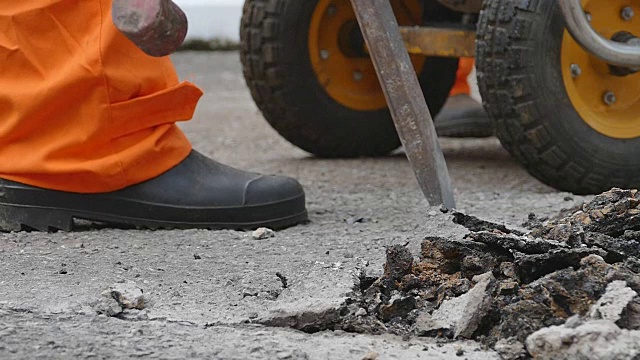 道路建筑工人操作风动千斤顶视频素材