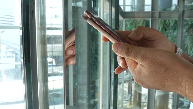 亚洲男人在电梯里用智能手机视频素材