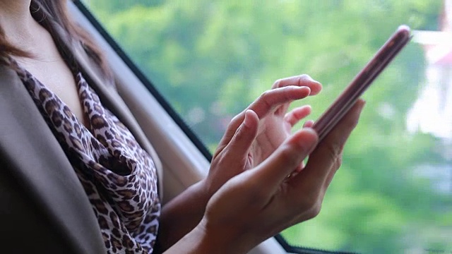 在城市火车上用手机的女人的手视频素材