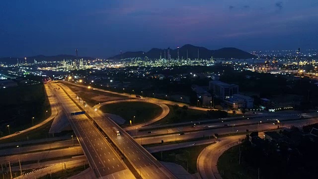 黄昏时分公路交通及炼油厂鸟瞰图视频下载