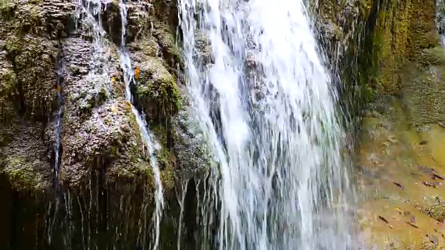 宁静的镜头，在绿色的自然瀑布流水视频素材