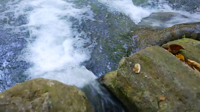 流动的水和波浪瀑布在绿色森林，泰国北碧视频素材