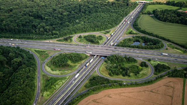 公路交叉口鸟瞰图视频素材