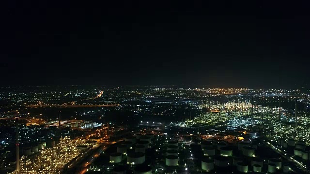 炼油厂夜间景观鸟瞰图视频素材