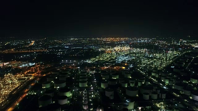 炼油厂夜间景观鸟瞰图视频下载