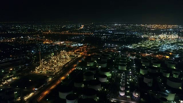 炼油厂夜间景观鸟瞰图视频素材