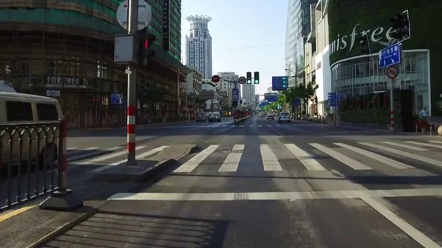 实时汽车在城市道路上行驶，上海，中国视频素材