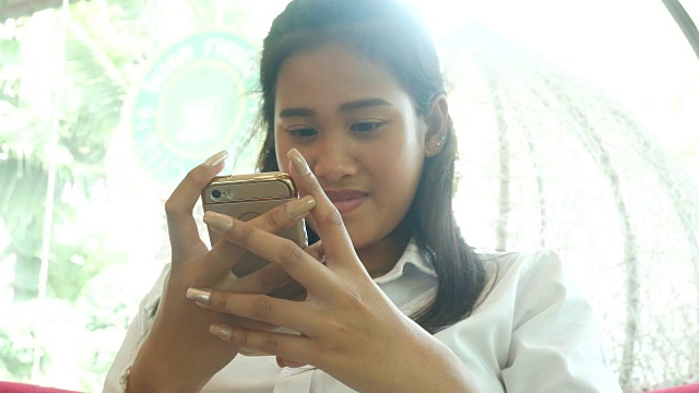 亚洲女人女孩发短信视频素材