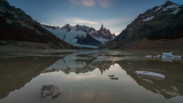 日落时的塞罗托雷山。阿根廷巴塔哥尼亚托雷湖视频素材