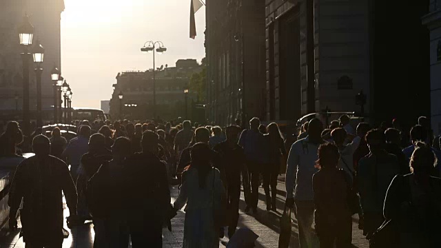 游客们在傍晚的阳光下漫步在香榭丽舍大街上视频下载