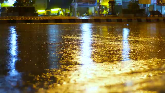 雨坑和雨点在夜晚与红绿灯视频素材