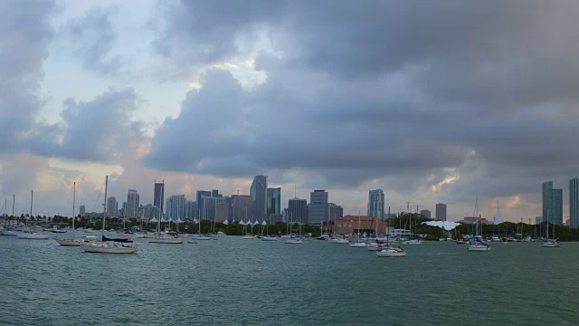 迈阿密城市天际线在黄昏的下午时间，从游船在比斯坎湾，美国佛罗里达州。视频素材