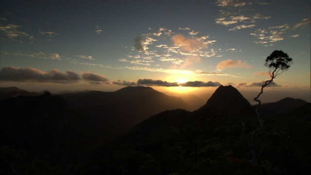 太阳从山上升起，马达加斯加视频素材