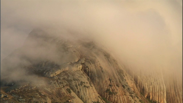 黄昏时，云朵飘过岩石山峰，马达加斯加视频素材