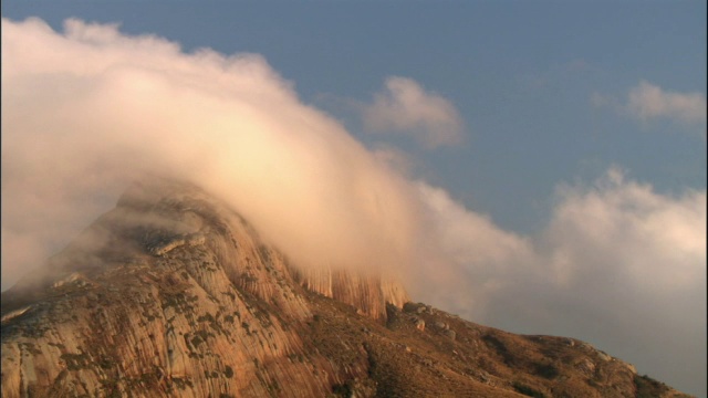 黄昏时，云朵飘过岩石山峰，马达加斯加视频素材