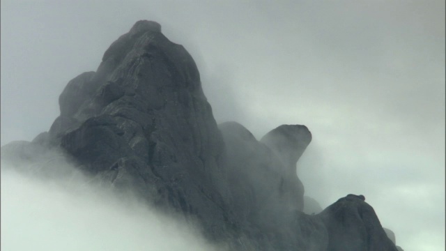 云倾泻在岩石山顶，Andringitra，马达加斯加视频素材