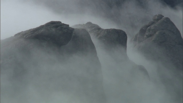 云倾泻在岩石山脊上，Andringitra，马达加斯加视频素材