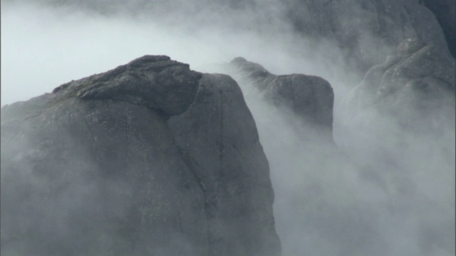 云倾泻在岩石山脊上，Andringitra，马达加斯加视频素材