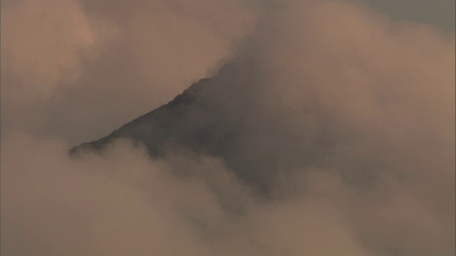 黄昏时分，云在岩石嶙峋的山腰上飘荡视频素材