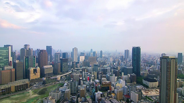 4K延时:交通街道天际线，日本大阪。视频下载