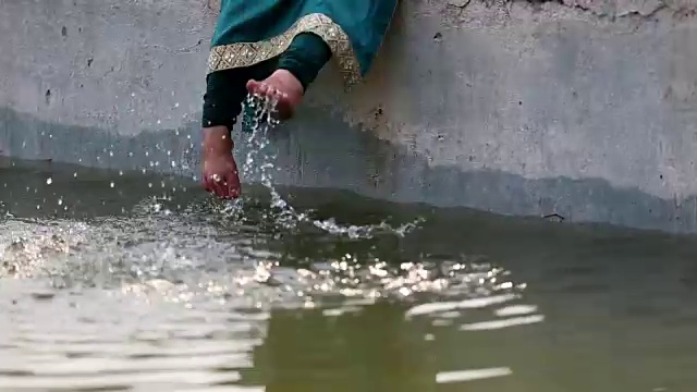 顽皮的女人的腿溅水视频素材