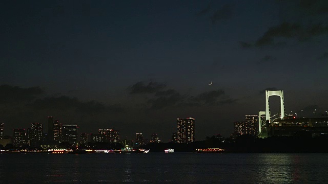 彩虹桥在夜晚亮起来视频素材