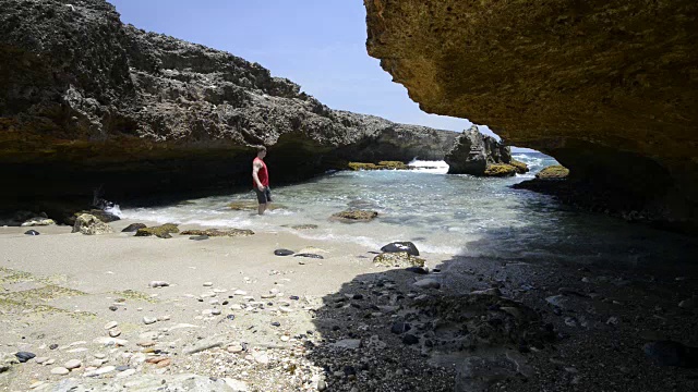 人沿着海滩边走，海岸岩石视频素材