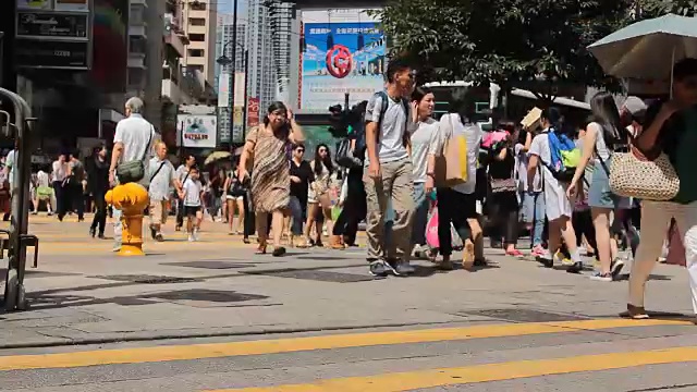 无名的人群穿过城市街道视频素材