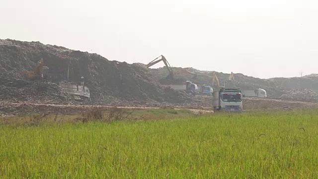 垃圾车在垃圾填埋场搬运垃圾，污染，全球变暖视频素材