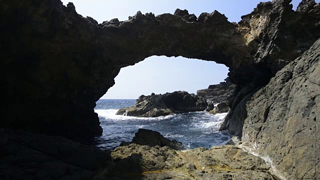 男人走向海滩湾视频素材