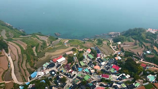 梯田和大仁一村鸟瞰图视频素材