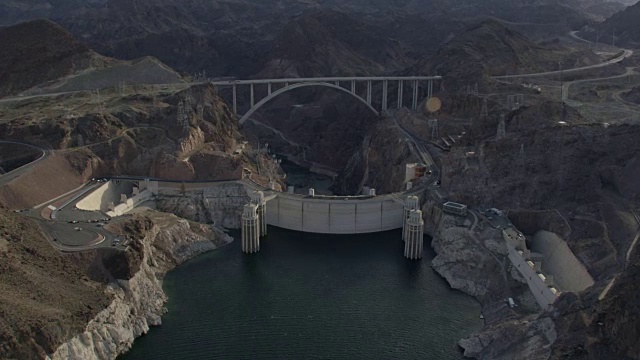 胡佛水坝的宽空中俯瞰视频素材