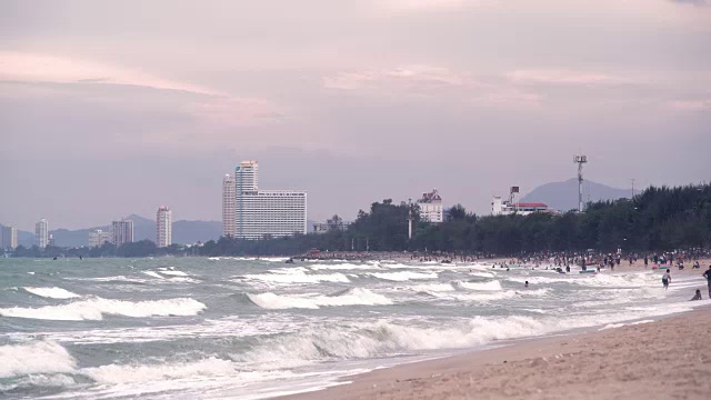 海浪冲击着宁静荒凉的海滩视频素材