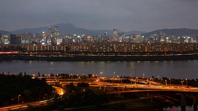 江边本诺高速公路和汉江上的马浦大叶桥上的交通夜景视频素材