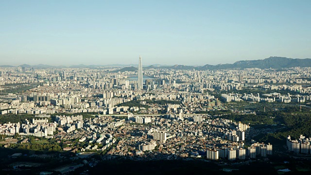 日出时的乐天世界大厦(韩国最高的建筑之一)和市中心视频素材