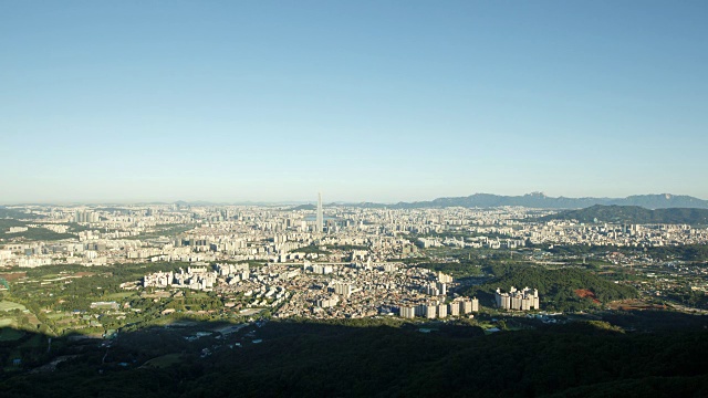 日出时的乐天世界大厦(韩国最高的建筑之一)和市中心视频素材